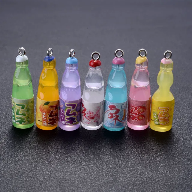 10Pcs Plastikowe Pop Cola Soda Napoje Napoje Uroki Sok Alkohol Butelka Lemoniada Wisiorki Żywiczne do Tworzenia Biżuterii Mini Rzemiosło