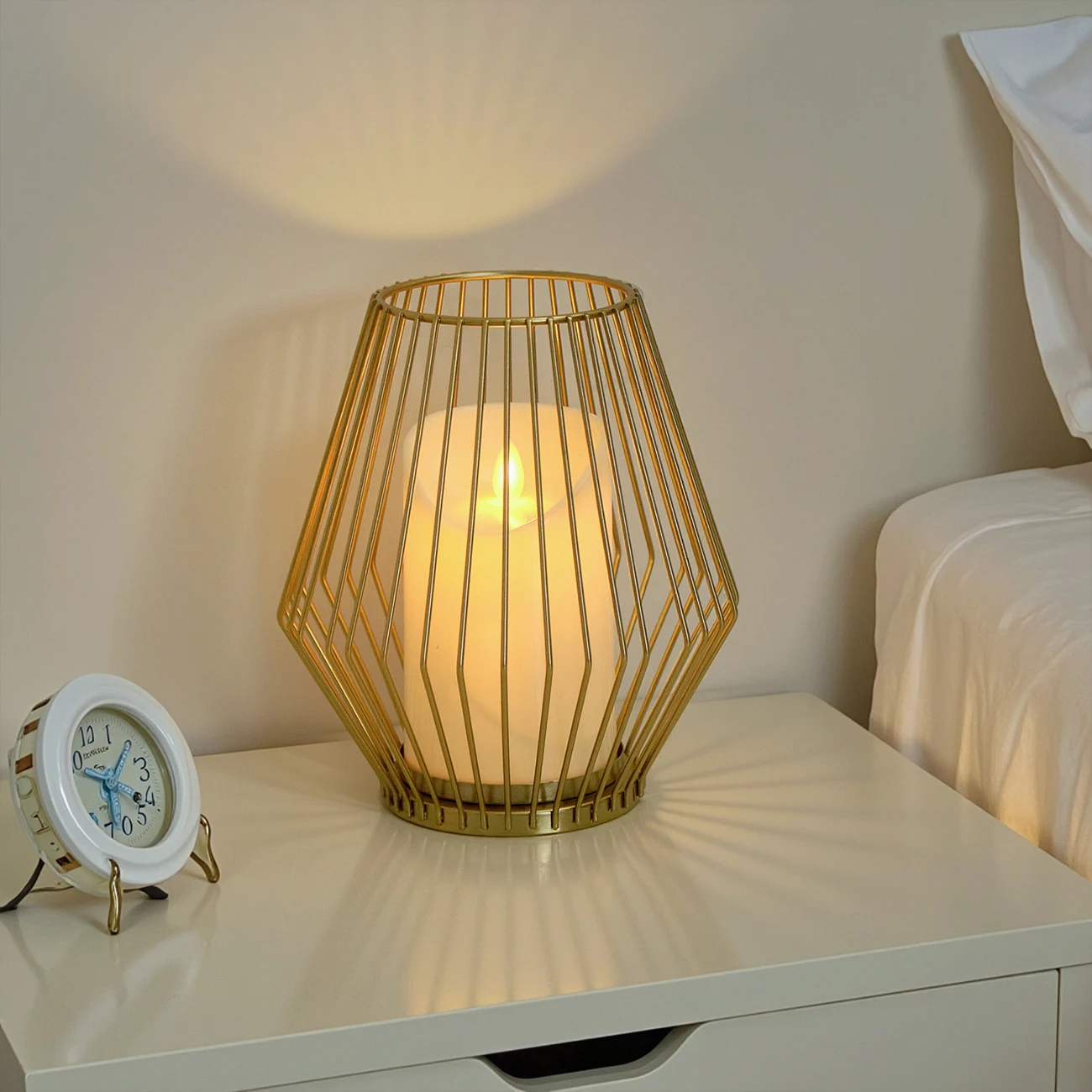 الشمال الذهب الحديد الشمعدان الإبداعية نموذج غرفة جوفاء خط المنزل جو رومانسي الشمعدان الديكور شبكة عاكس الضوء