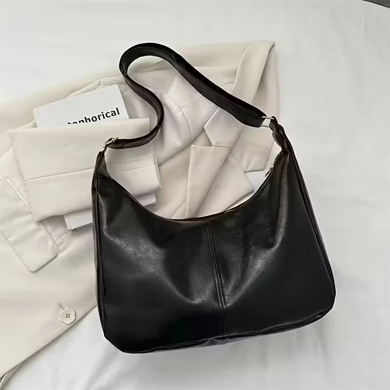Damen-Umhängetasche aus weichem PU-Material mit großem Fassungsvermögen, im Vintage-Stil, lässige Crossbody-Tasche, Handtasche mit breitem Träger und einem niedlichen Plüsch-Schlüsselanhänger für den täglichen Gebrauch. – Detail 5