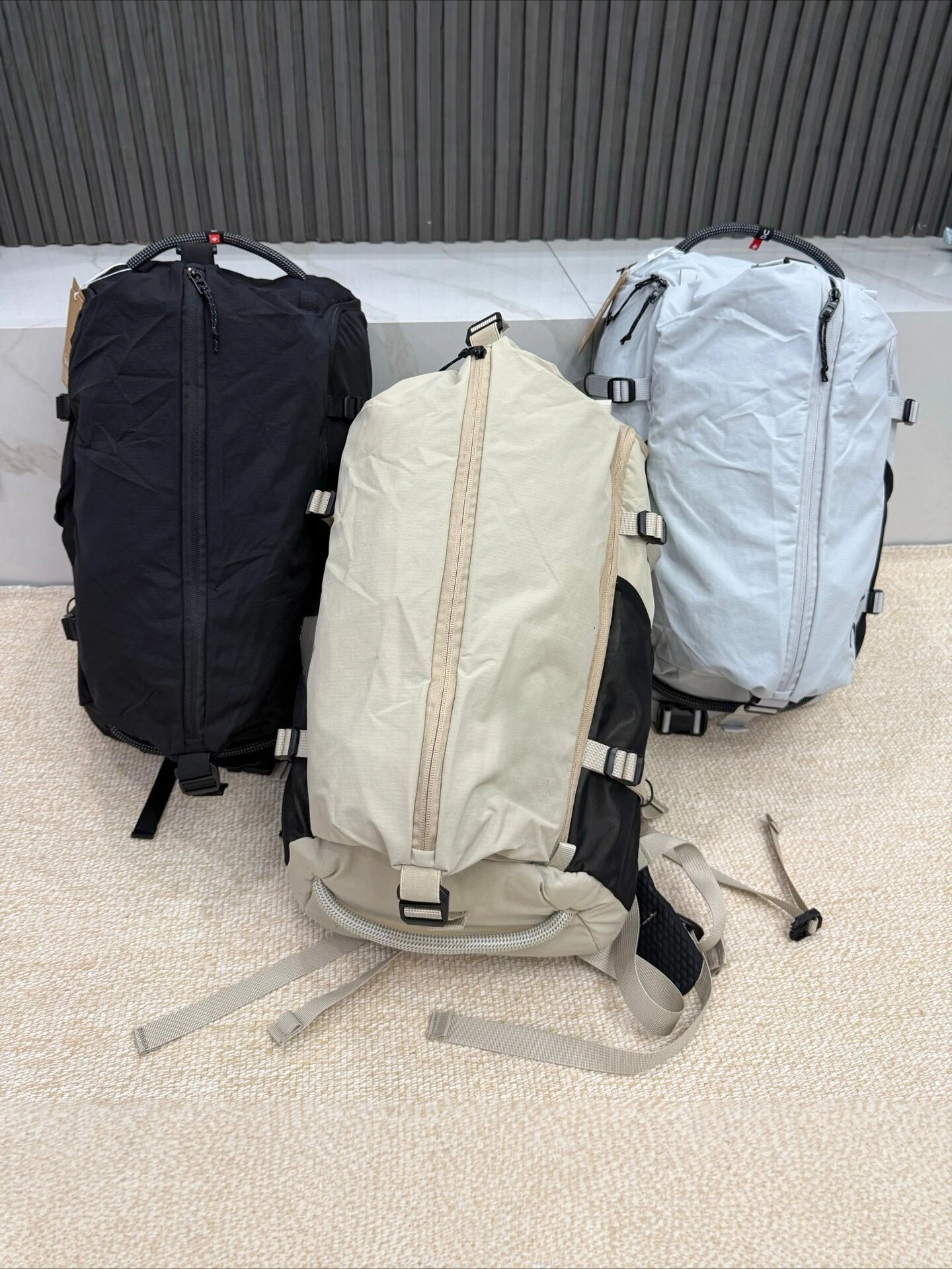

30L QLuxury Backpack Lightweight Outdoor Sports Hiking Daypack for Men Women, Large Capacity Daypack for Travel Camping Gym