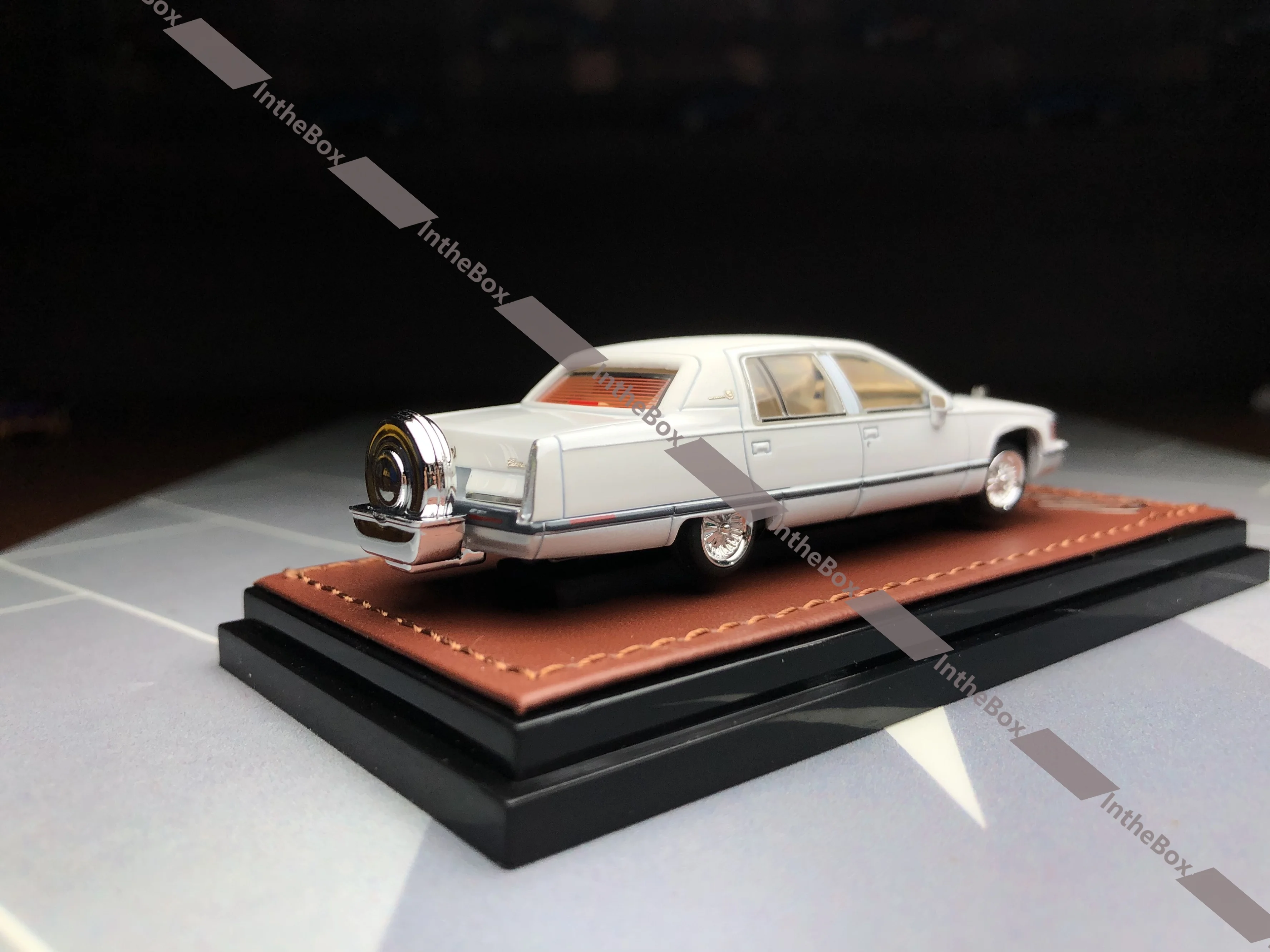 GOC 1:64 White Fleetwood American Classic Vintage Diecast Model Car Collection Limited Editon Hobby Toys