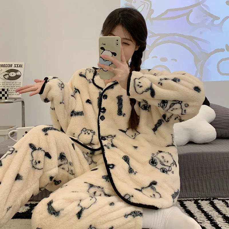 

Женская домашняя одежда в стиле аниме Pochacco, милые зимние пижамы, фланелевая утолщенная ночная рубашка с героями мультфильмов, милые коралловые бархатные свободные топы, брюки