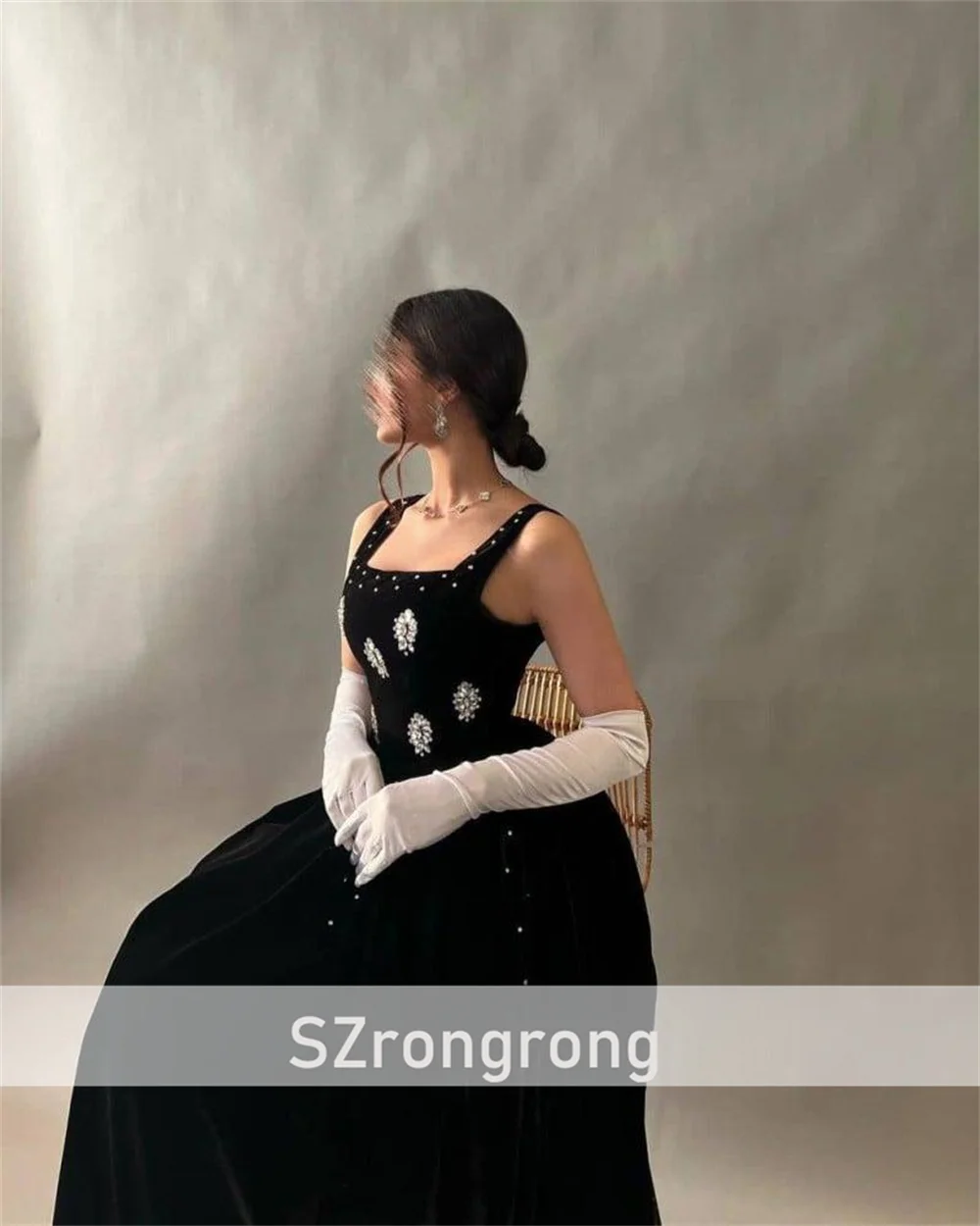 Elegantes, rückenfreies, saudi-arabisches Kleid mit quadratischem Kragen und Velet-A-Linie, knielanges Abschlussball-Partykleid mit Kristall. Maßgeschneidertes Vestido-Kasament