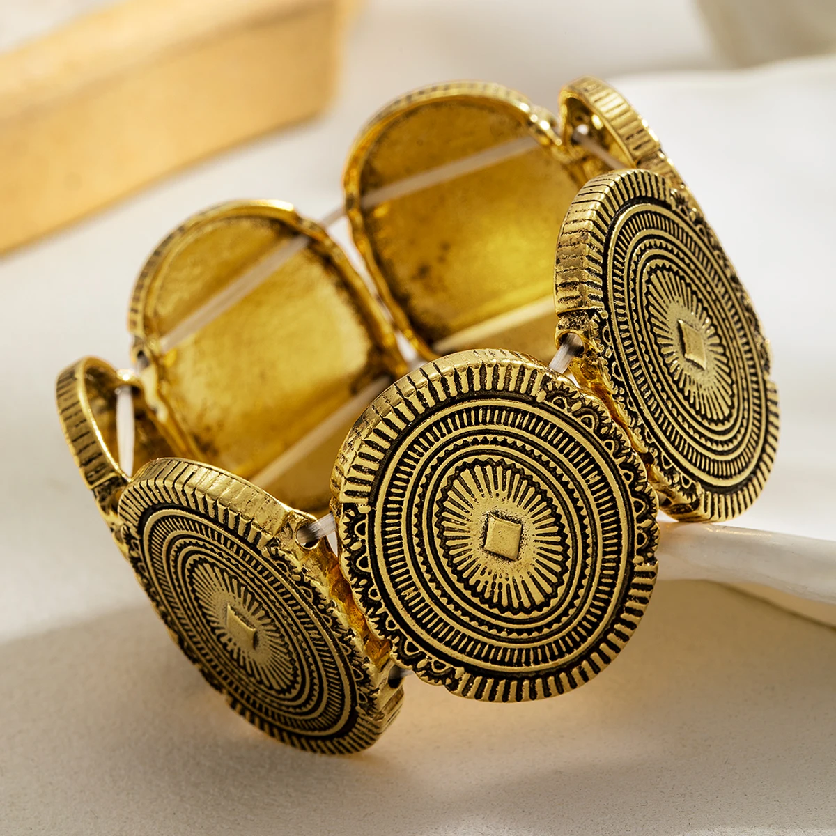 1 piece of heavy-duty carved graphic bracelet with elastic thread and oval hanging tag bracelet