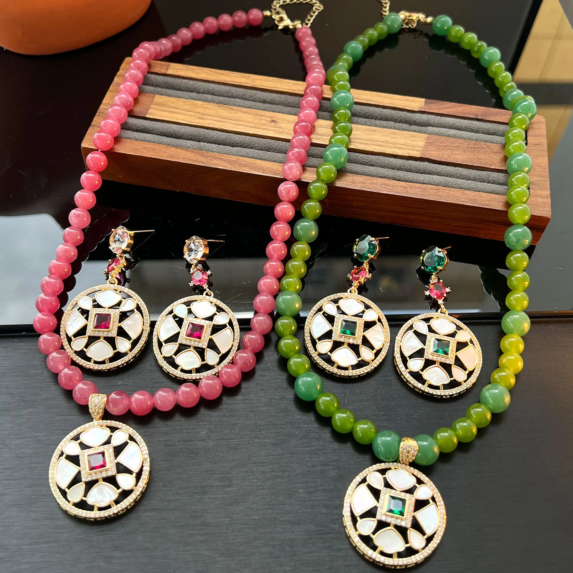 New Style Ornate Round Seal Jewelry Set Hand‑Strung Iridescent Shell Beads High‑End Aesthetic Necklace Earrings Suit for Women