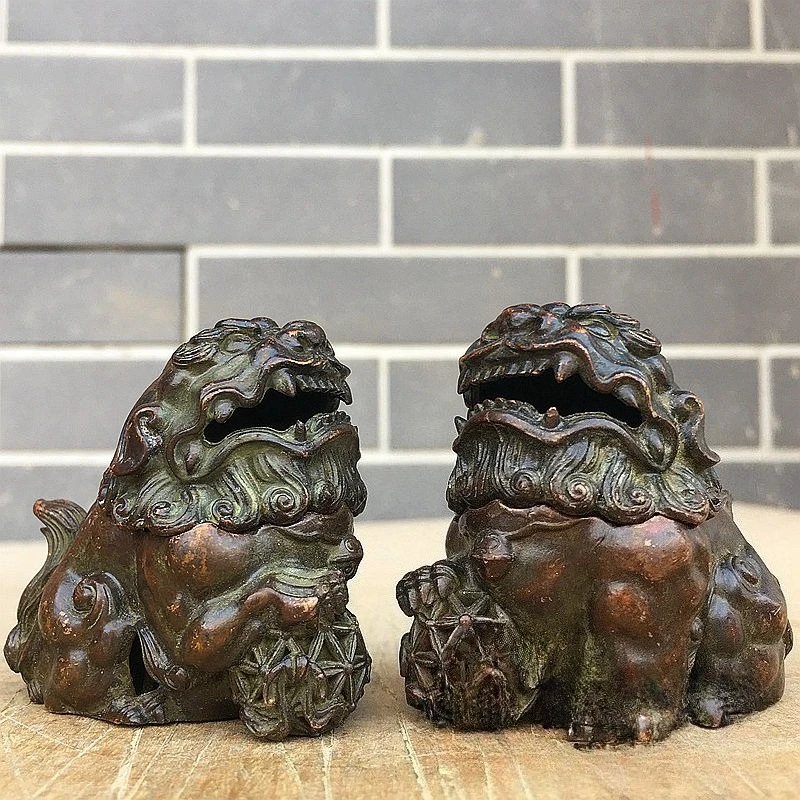 1Pair Bronze Lion Incense Burners Reverse-Flow Incense Burners Lion Rolling a Silk Ball Home Decor Ornaments