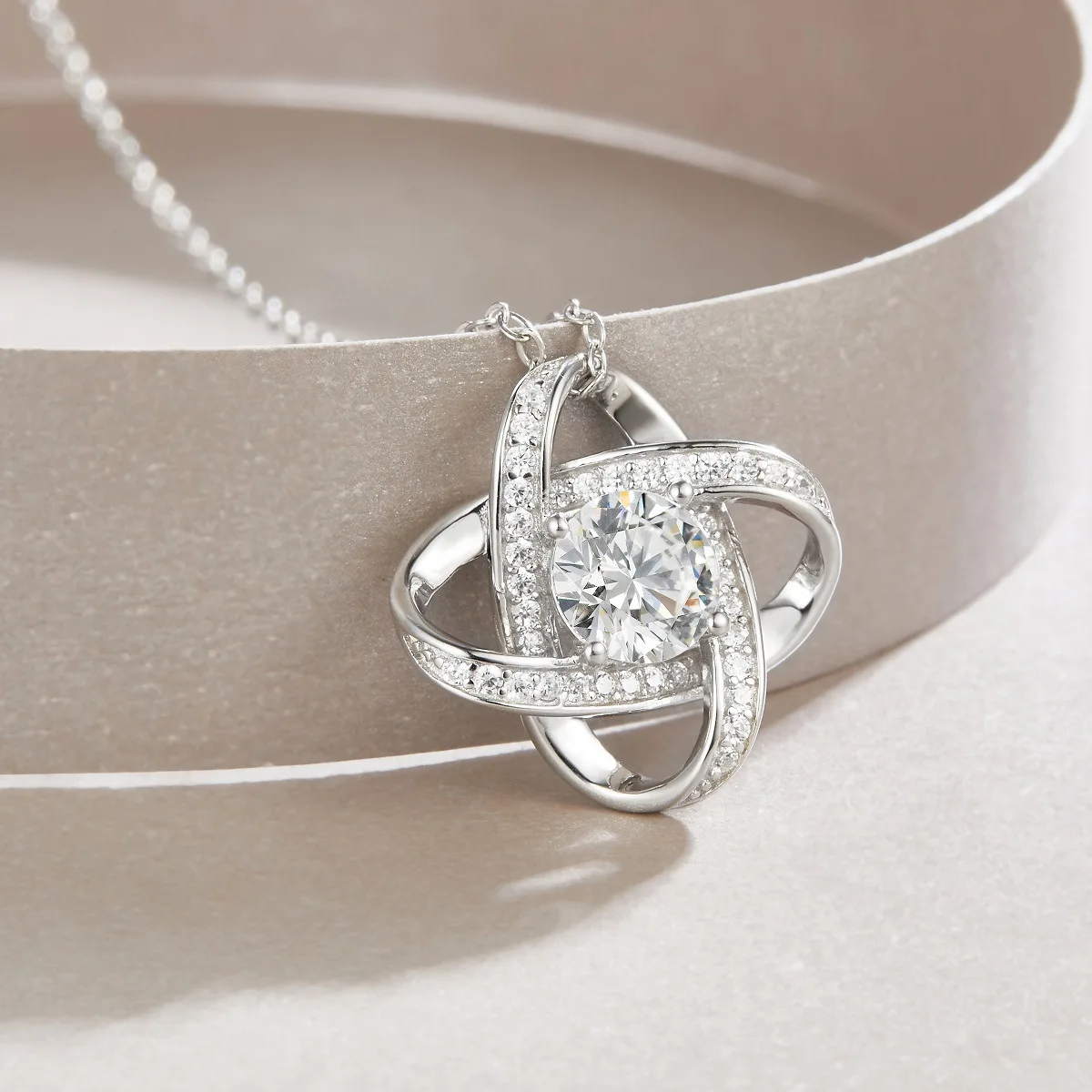 مويسانيتي ضياء 6.5 مللي متر 1.0CT امرأة قلادة الفضة قلادة للنساء سلاسل حفلة الزفاف غرامة مجوهرات 925 الاسترليني قلادة فضية