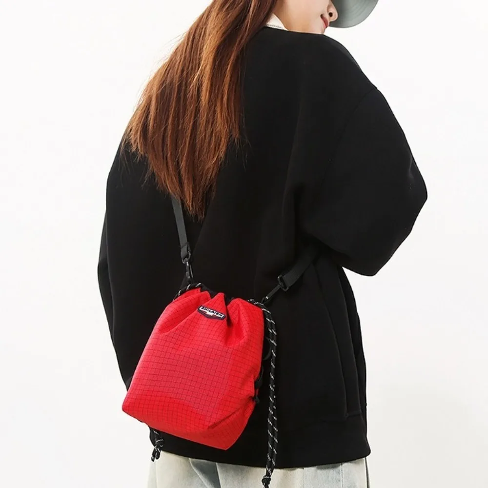 Borsa a secchiello con coulisse in nylon Borsa a tracolla sportiva leggera con tracolla regolabile Borsa per telefono Borsa a tracolla in tela di grande capacità