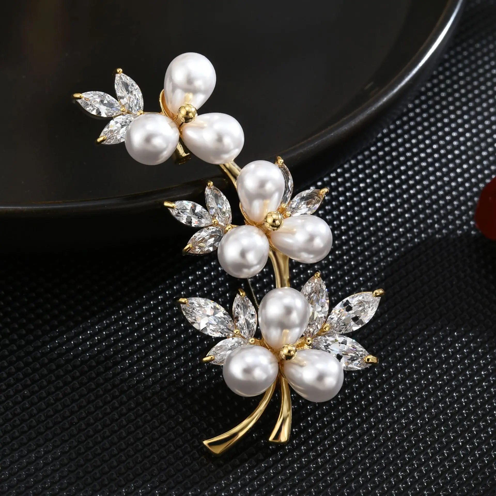 Luxury Delicate Vine Shaped Gold Plated Brooch Micro Pave Cubic Zirconia Imitation Pearl Lapel Pin Hanfu Accessory For Women Wed