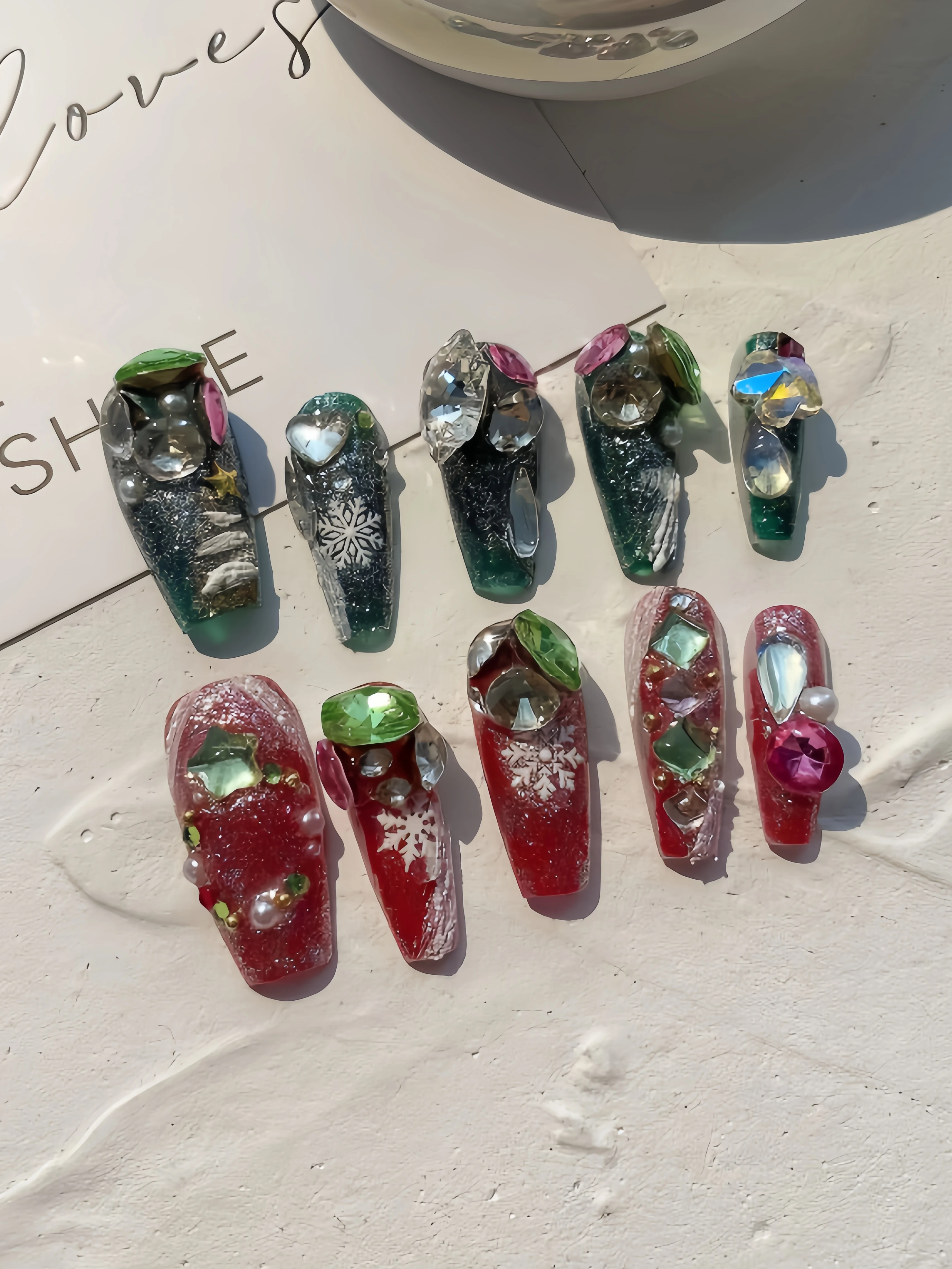 10 Pieces of Medium-Length Trapezoidal Press-On Nails, Red and Green Base Color with Rhinestones and Crushed Diamonds Embellishments, Christmas Style Nail Art Pieces