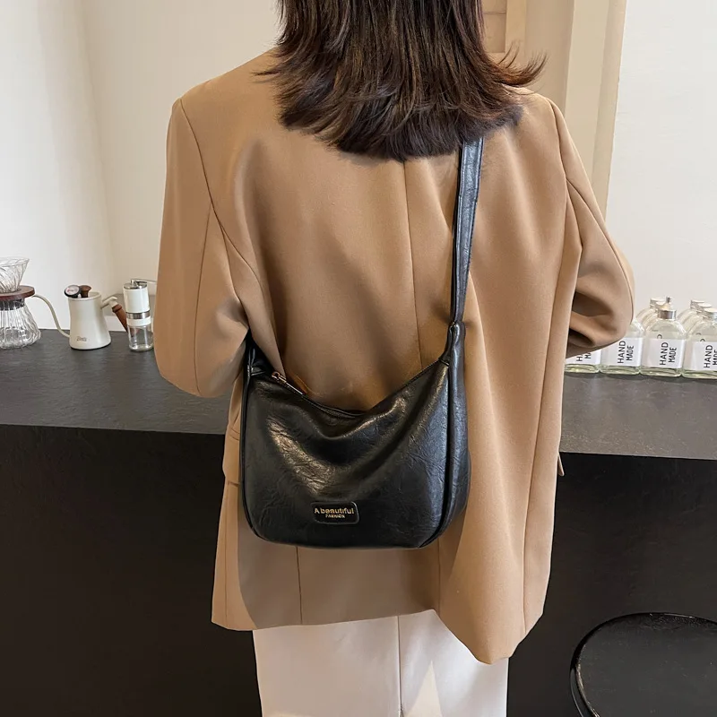 

2025 New Commuting Large Capacity One-shoulder Simple Casual Texture Tote Korean Style Retro Dumpling Women’s Bag