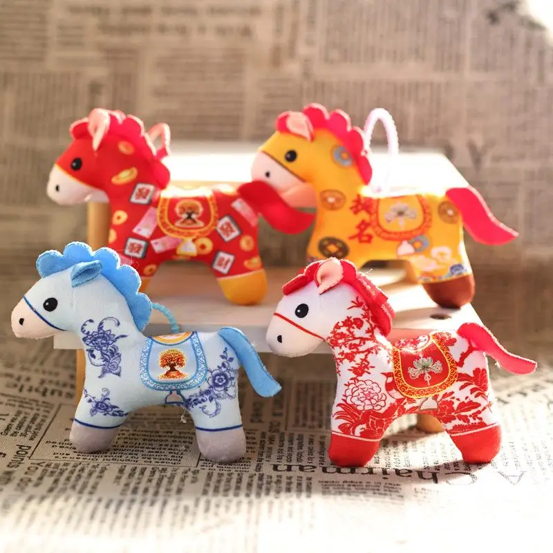 1 Stücke 2026 Jahr des Pfers Maskottchen Anhänger Dekoration Plüschtier Viel Glück Chinesisches Rotes Pony Weiche Puppe Schlüsselanhänger Mädchen Junge Geschenk