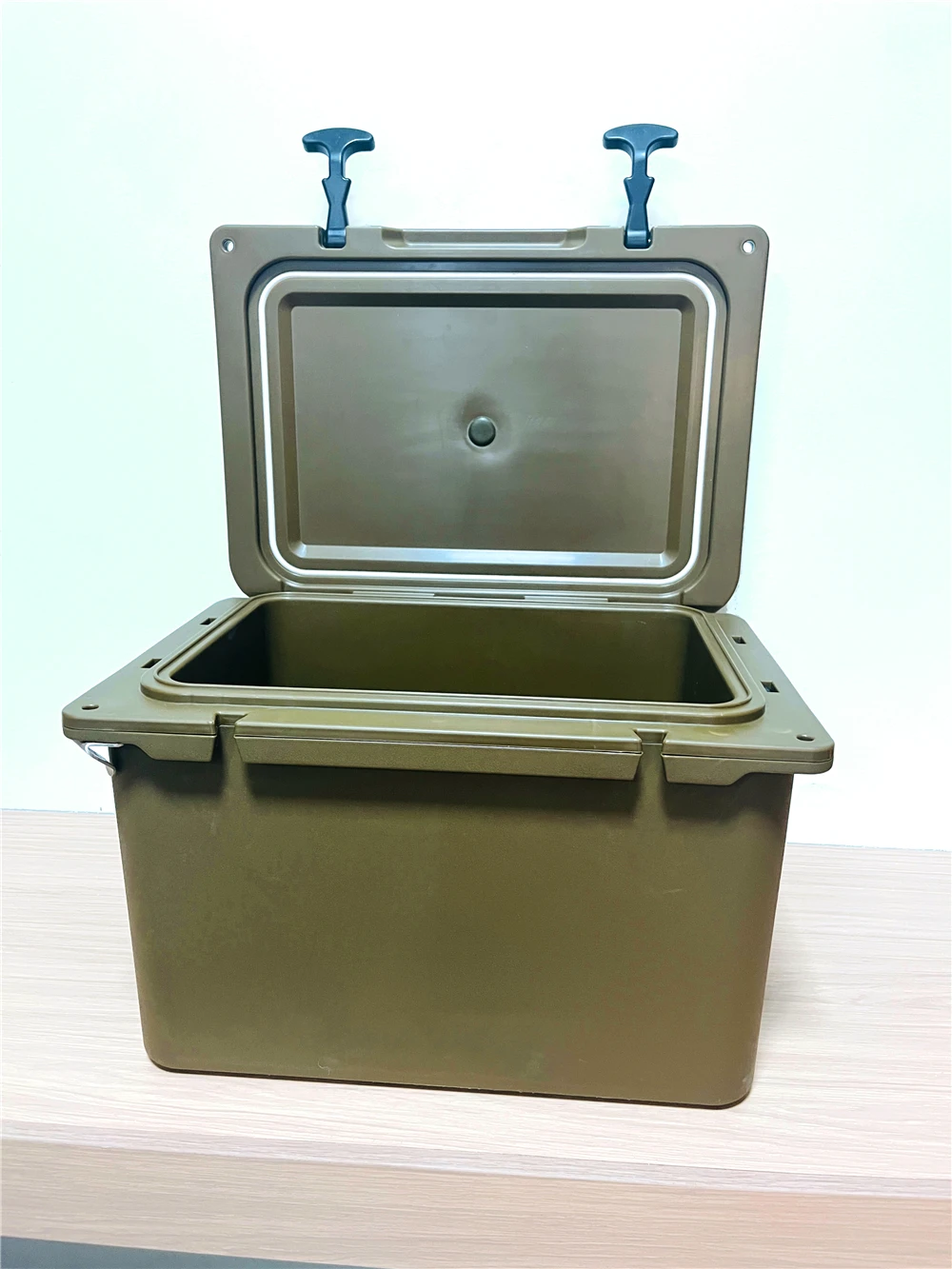 Customized Color American Style 37 QT Bio Food Grade PU Foam Insulated Cooler Box Hard Fishing Camping Ice Chest Container