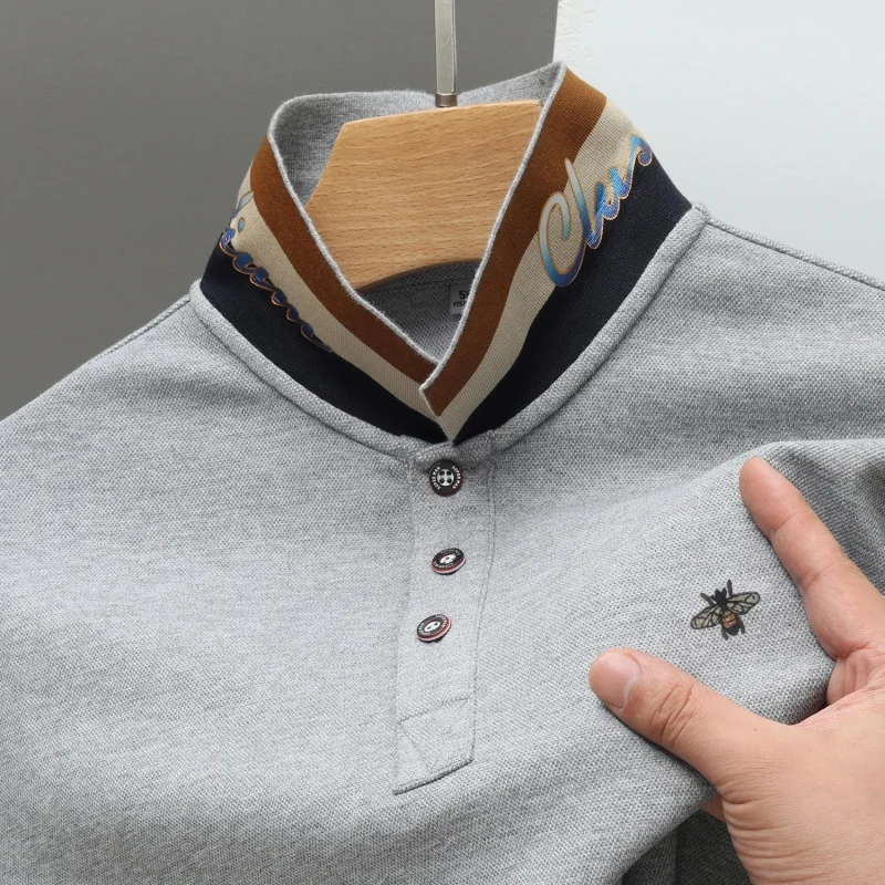 قميص بولو رجالي فاخر أصلي بأكمام طويلة مع تطريز النحل من القماش الناعم بأزرار أمامية مفتوحة على الطراز البريطاني ملابس رجالية #1