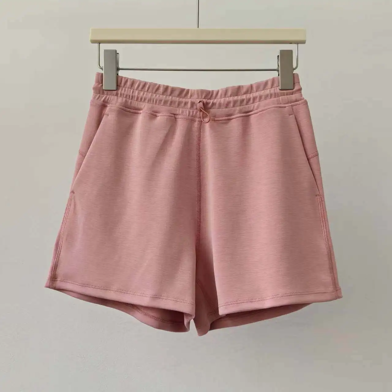 Sandgewaschene Modal-High-Waist-Shorts mit verstellbarer Schnalle für Laufsport und Yoga, schnelltrocknend und atmungsaktiv. – Detail 2
