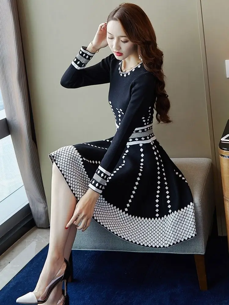 2024 Autumn and Winter New Goddess Fan Knitted Dress Mid-length Waist Cinched Temperament Thin Fashion Little Black Dress