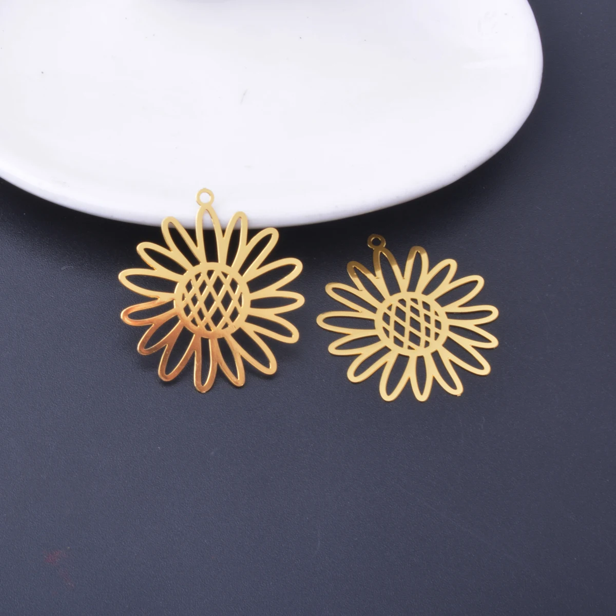 30 Stück AB7796 Bunte Sonnenblumen-Anhänger Filigran Messing Ohrstift Goldfarben Anhänger DIY Schmuckzubehör – Detail 4