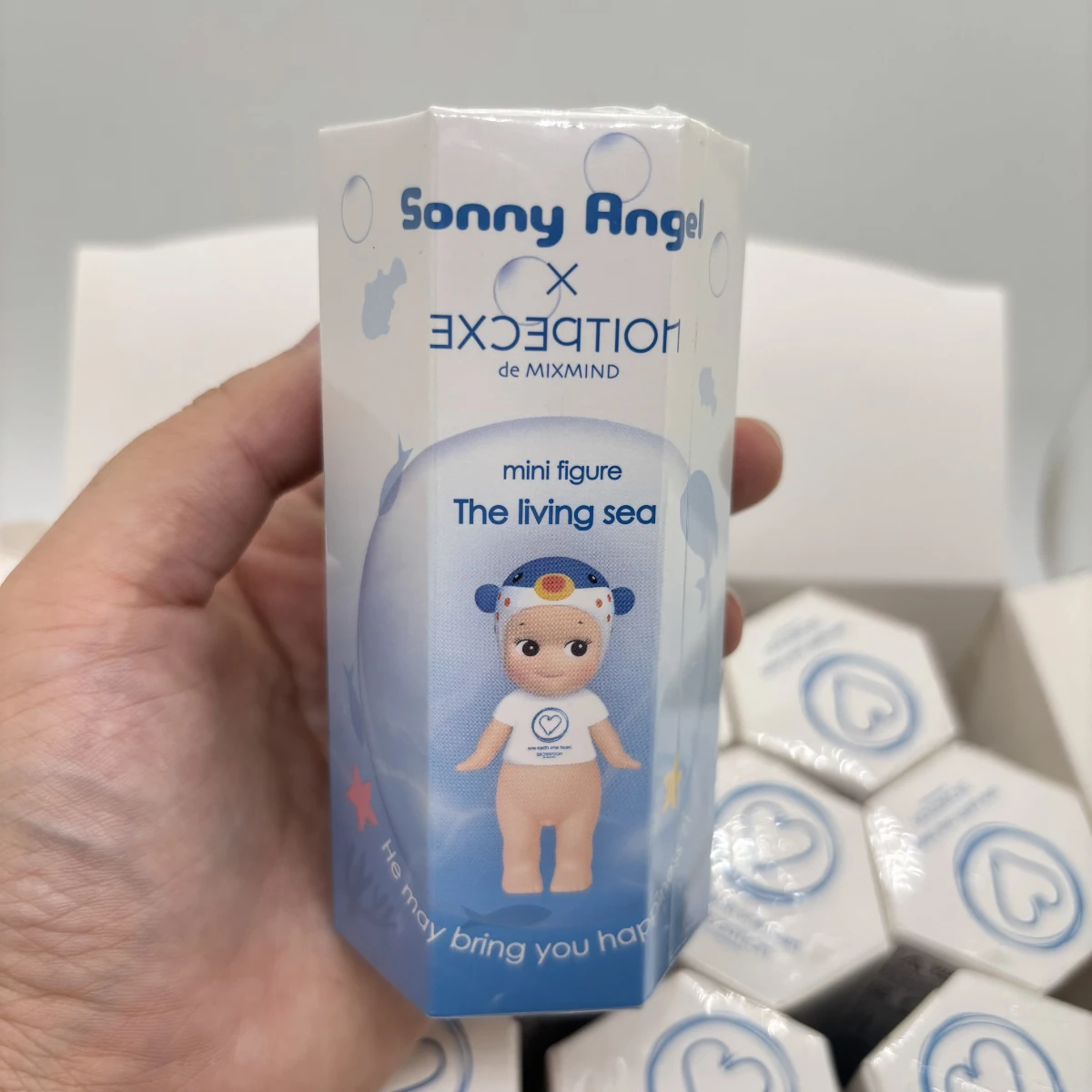 

Мини-фигурка Sonny Angel The Living Sea Blue Series Blind Box Футболка совместного бренда с сердечком, полная любви One Earth SAS65651