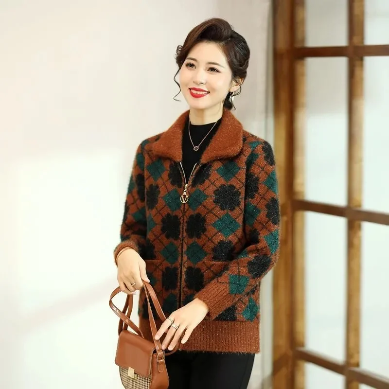 الأم سترة سترة الإناث الخريف الشتاء 2025 جديد سستة تريكو حجم كبير 5XL منتصف العمر المسنين سترة معطف المرأة