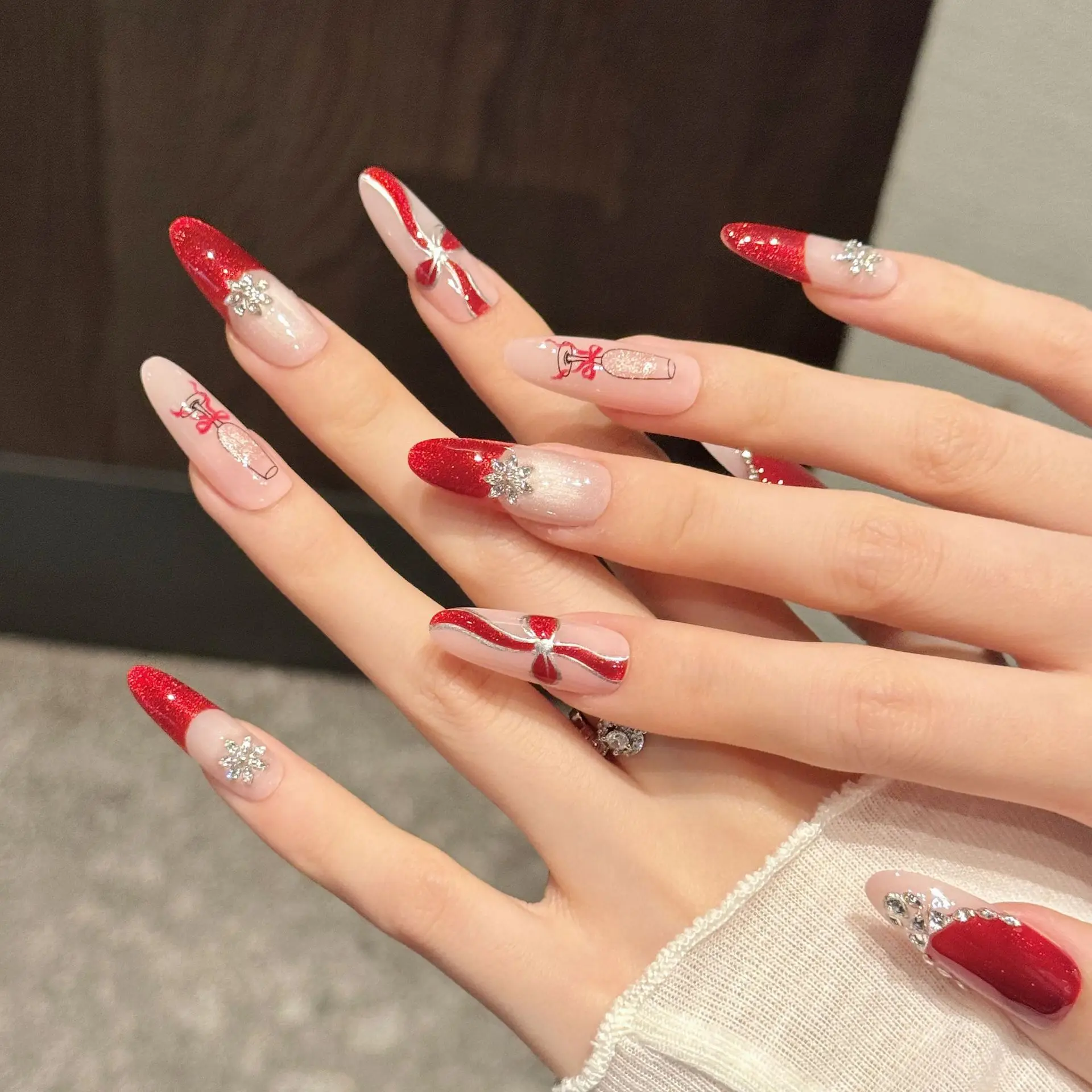 10個入り レッド ハンドメイド フェイクネイルチップ リボン柄 ロングオーバル 付け爪セット 取り外し可能 グリッターダイヤモンド フレンチネイル プレスオンネイル アート