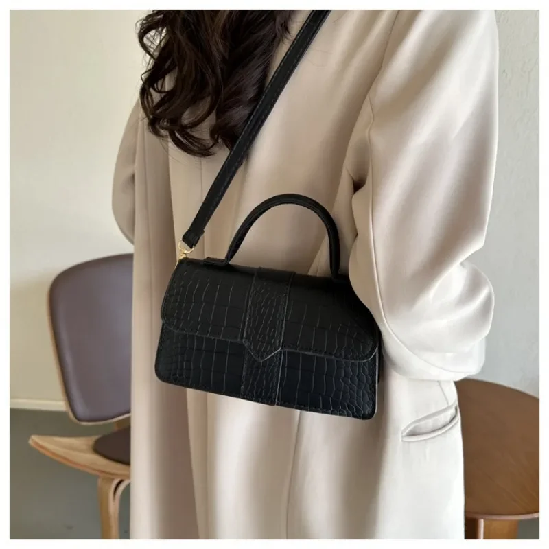 High-end Niche Design Crossbody Bag Women's Winter Shoulder Crossbody Bag Retro Versatile Hand-held Small Square Shoulder Bag