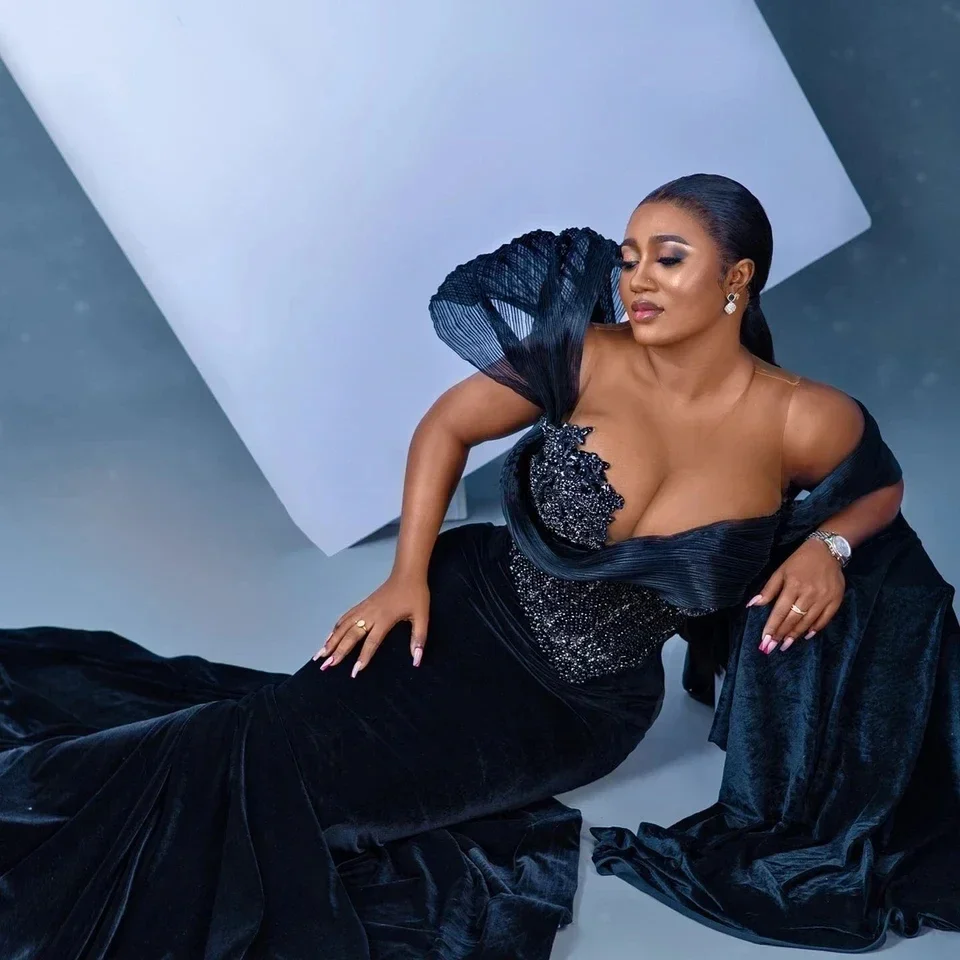 فستان سهرة جديد أنيق أسود مخملي حورية البحر مطرز للحفلات المسائية مثير على شكل حرف v بدون أكتاف مناسبة رسمية فستان حفلة مخصص 2026