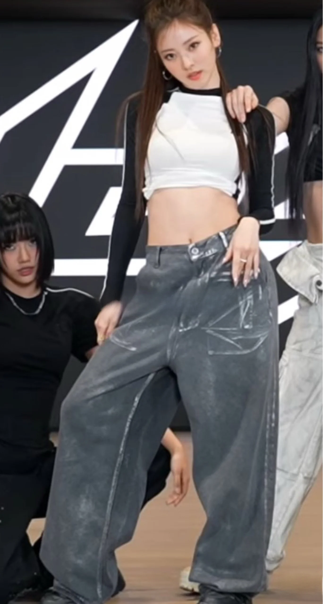 Meovv Anna Dance Performance Workwear Vest T-shirt Jeans Hands up Trendy Women's Ethnic Costume Stage Outfit Spring 2025