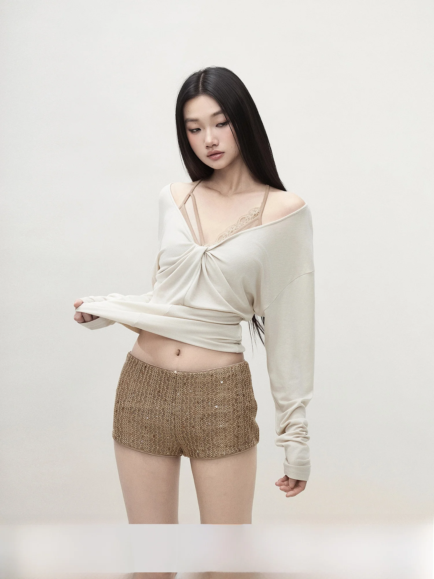 

Бежевый комплект из футболки и топа с V-образным вырезом, открытыми плечами и кружевом, женский, повседневный, с длинным рукавом, однотонный, приталенный, производство Китай