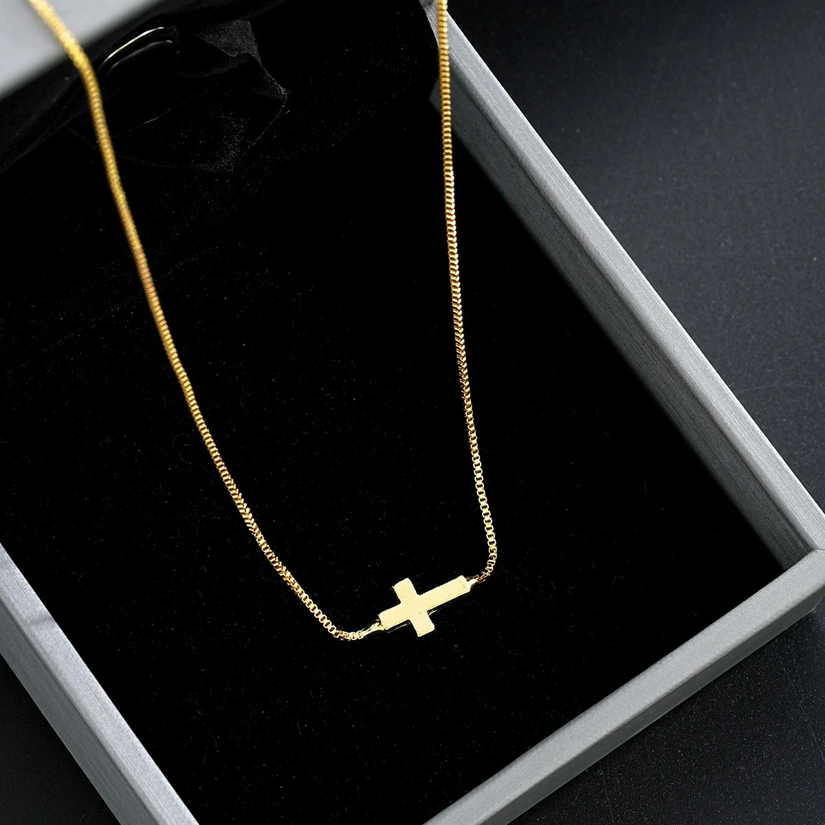 Halskette mit Kreuzanhänger aus Edelstahl für Damen, modisch, niedlich, goldfarbene Kette, religiöser Schmuck im minimalistischen Stil. – Detail 4