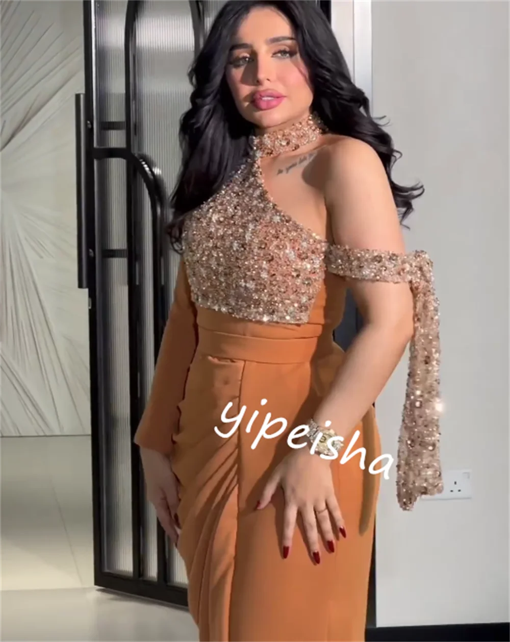 تخصيص البريق عالية الجودة جيرسي الطية الترتر Quinceanera ألف خط عالية الياقة مفصل مناسبة ثوب فساتين متوسطة الطول