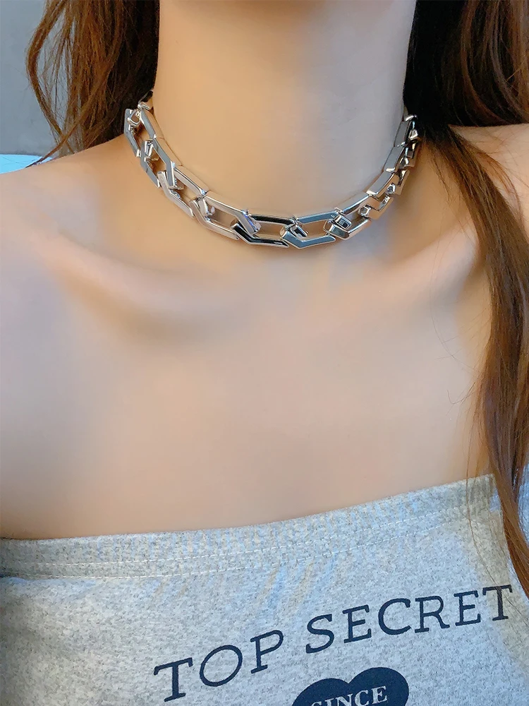 Collar choker ancho de aleación con diseño geométrico de diamante, estilo punk exagerado, moderno y genial.