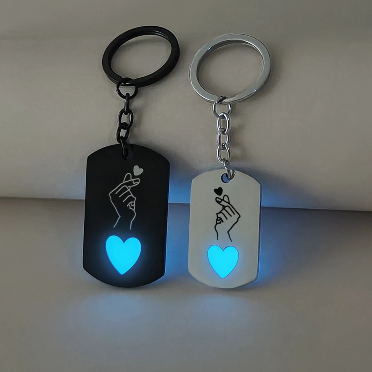 2Pcs Hand Gesture Luminous Love Heart Pendant Couple Keychain for Valentine Gift Fashion Classic Ornament