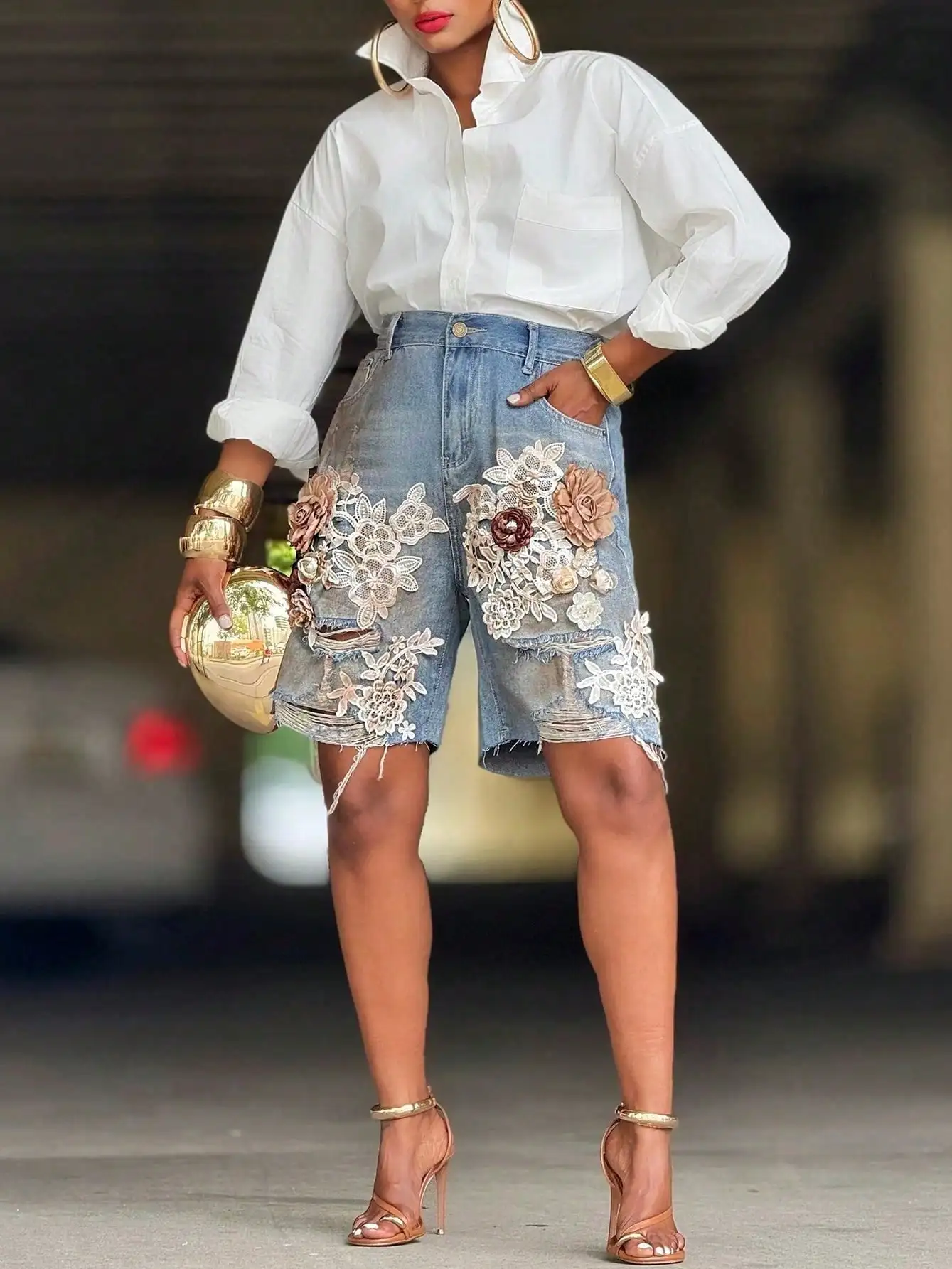 GLOURI Pantalones cortos de mezclilla de pierna recta para mujer, estilo vintage desgastado con encaje y apliques florales 3D, shorts casuales de mezclilla hechos a mano con cintura alta elástica y bolsillos profundos, atuendos de moda de lujo para festivales de música, ocio de fin de semana, citas, largo hasta la rodilla