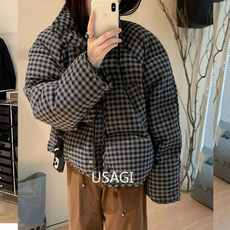 سترة نسائية قصيرة منتفخة سميكة بطة أسفل الإحساس فضفاضة تناسب معطف الشتاء كم طويل ريترو ستايل صغير الحجم ودية