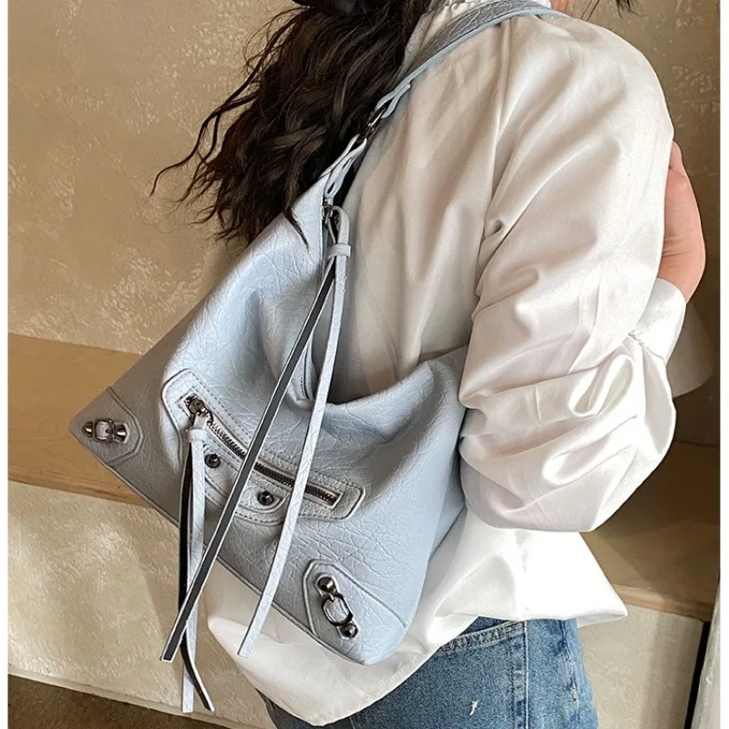 

Корейская женская сумка-ведро большой вместимости через плечо, новинка 2026 года, с заклепками, в мотоциклетном стиле, универсальная, кроссбоди