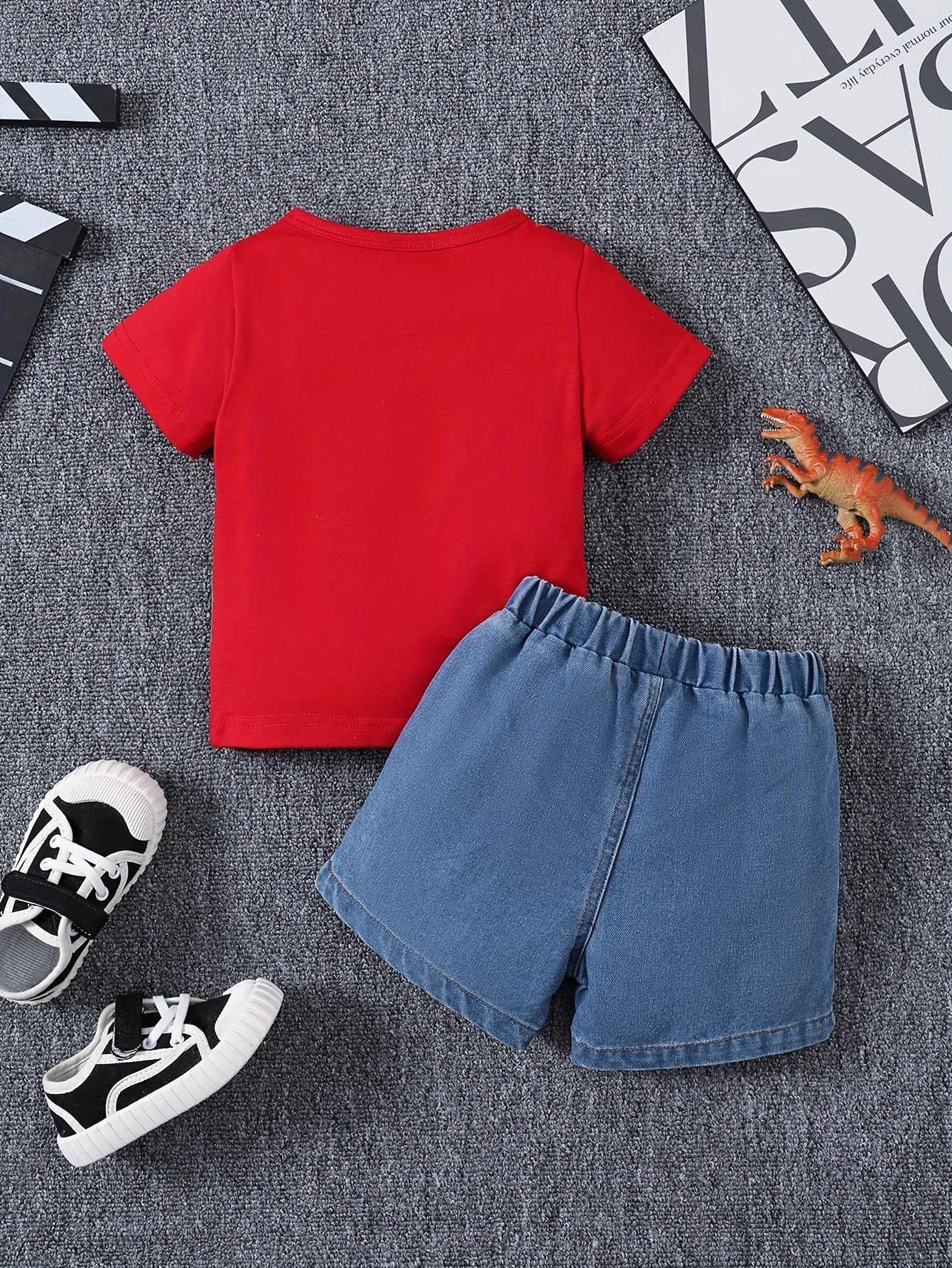 Summer Short-Sleeved Suit with Personalized Red Dinosaur Print Top, Trendy Frayed Denim Shorts, Loose and Comfortable Two-Piece Set for Children, Versatile for Outings and Casual Wear