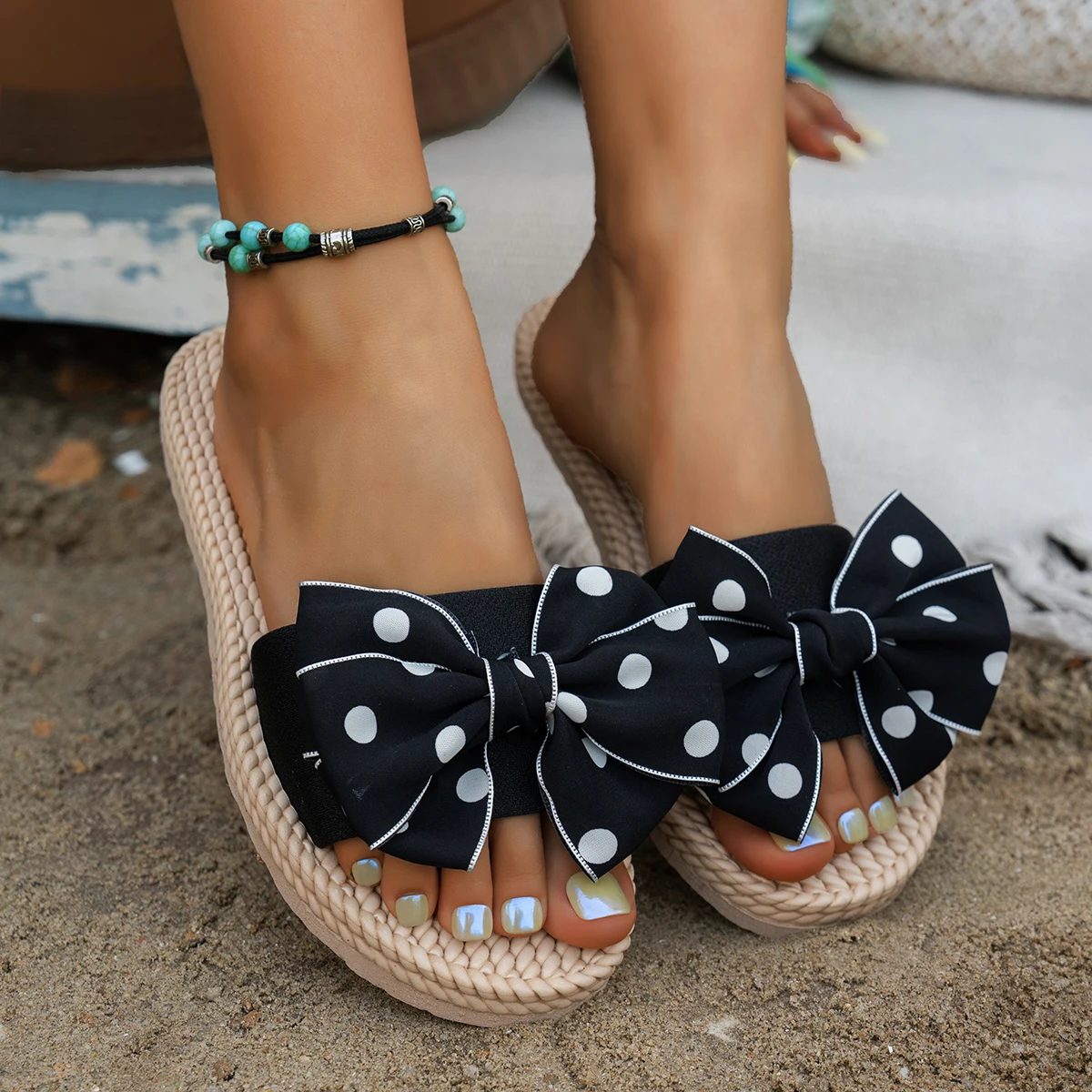 

Лето 20220. Женские модные разноцветные легкие тапочки. Уличные нескользящие декоративные тапочки в горошек с бантом в горошек.