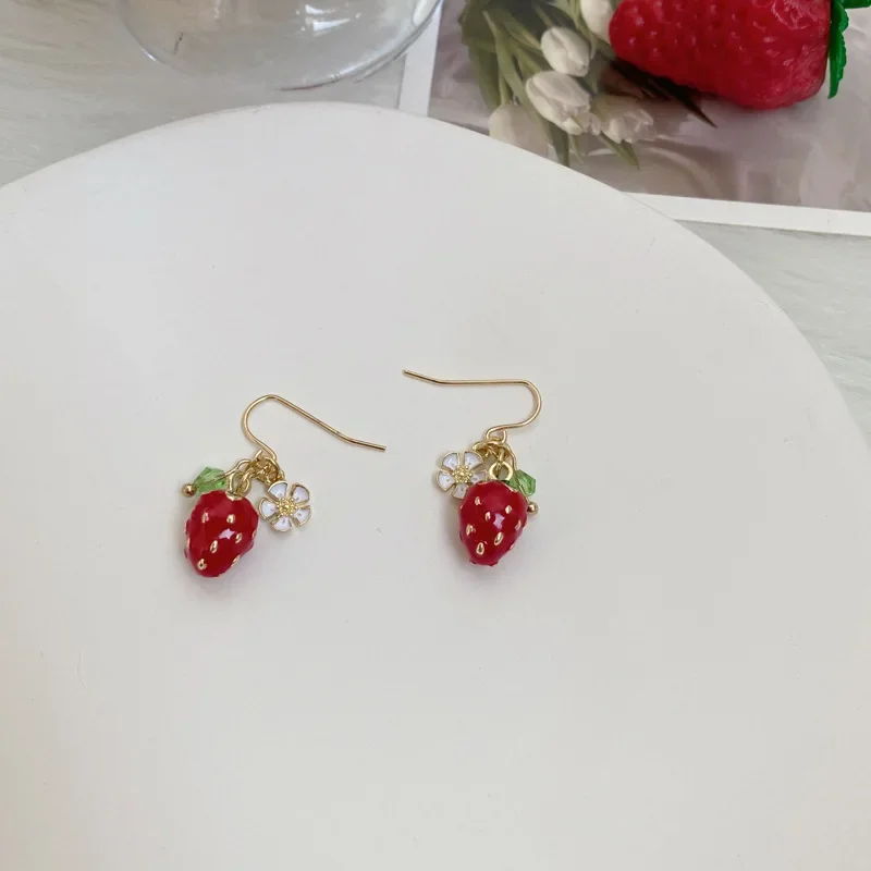 New Fashionable Cute Acrylic Strawberry Flower Earrings Green Crystal Earrings for Women Romantic Jewelry Popular Accessories