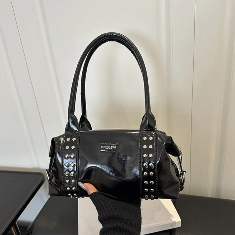 Metallnieten-Besetzte Boston-Handtasche, Stilvolle Damen-Umhängetasche mit Nieten-Dekor und Reißverschluss, Vintage Unterarmtasche, Große Kapazität Shopper-Tasche – Detail 13