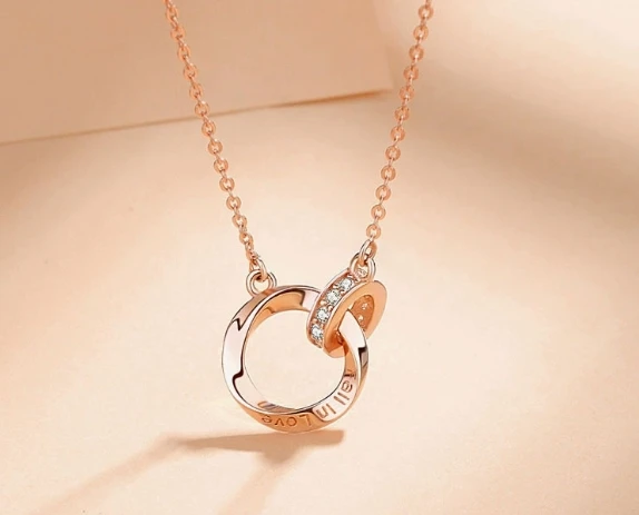 M ö bius Ring Couple Pendant Necklace Couple Exclusive Gift Accessories Fashion Twisted Design Jewelry
