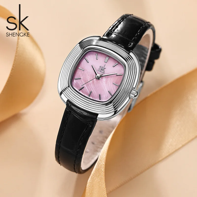 ساعة يد نسائية أنيقة، سترابا جلدية متطورة ومتعددة الاستخدامات، هدية مثالية لصديقتك، وإكسسوار نسائي.