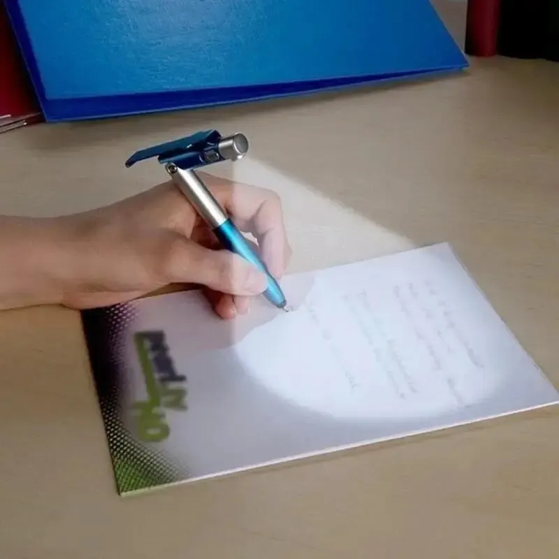 4 في 1 أقلام حبر جاف متعددة الوظائف تعمل باللمس مع حامل قابل للطي بإضاءة LED لقلم رصاص قرطاسية القراءة الليلية