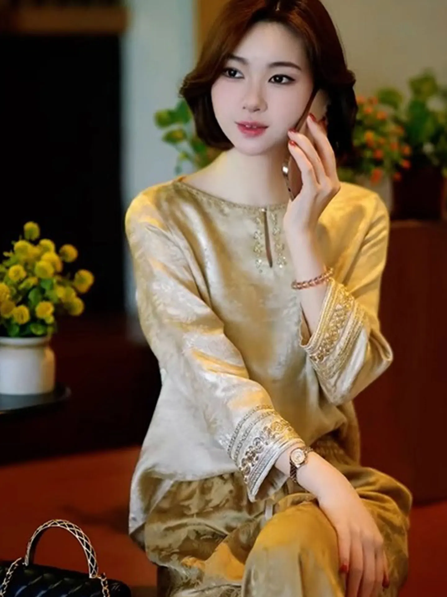 

Elegant Hollow out Nine Sleeve Silk Blend Top Korean Style Straight Cut Long Sleeve round Neck Color Commute Wear