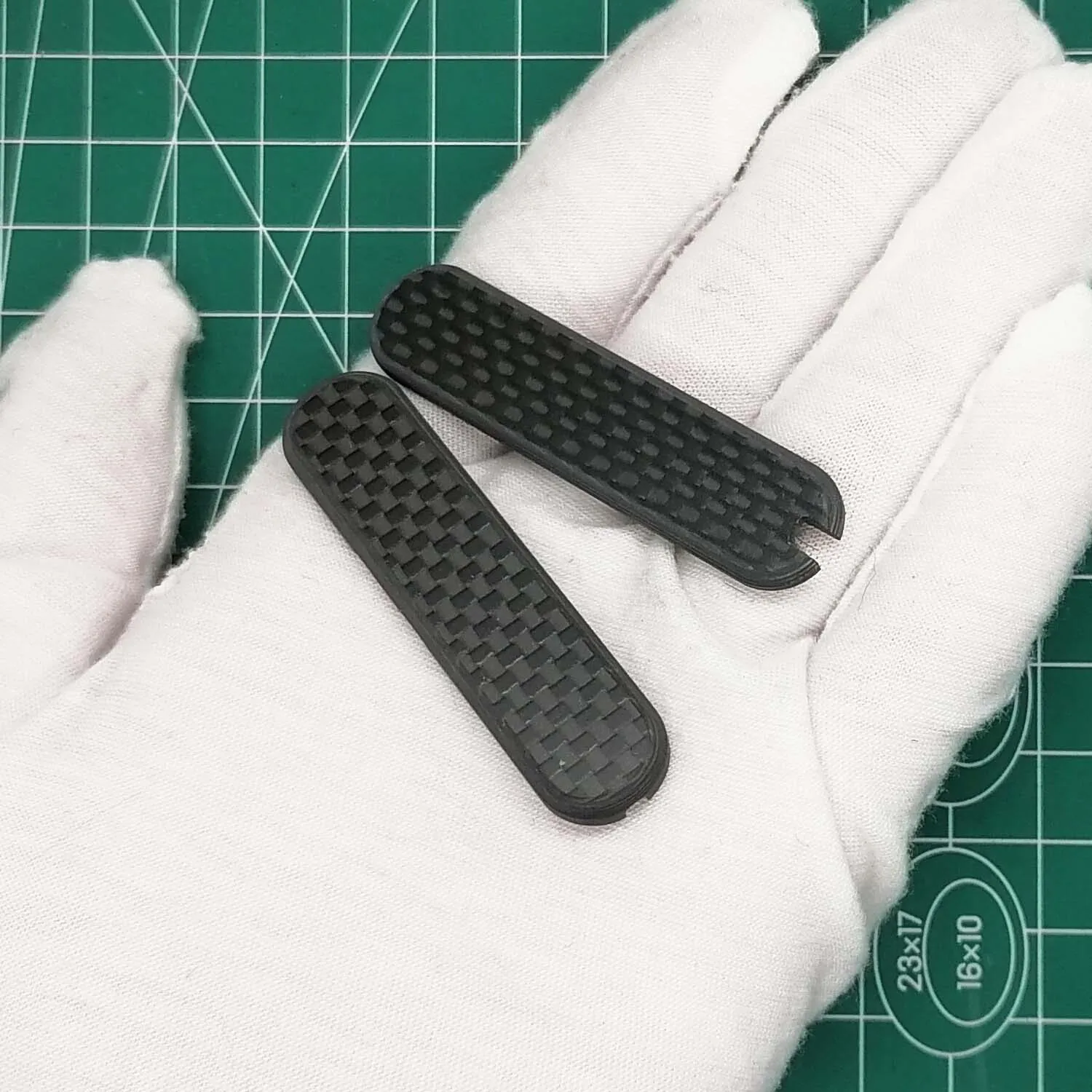 

1 Pair Hand Made Carbon Fiber Scales with Tweezers Ball Point Pen Slot for 58mm Victorinox Swiss Army Knife
