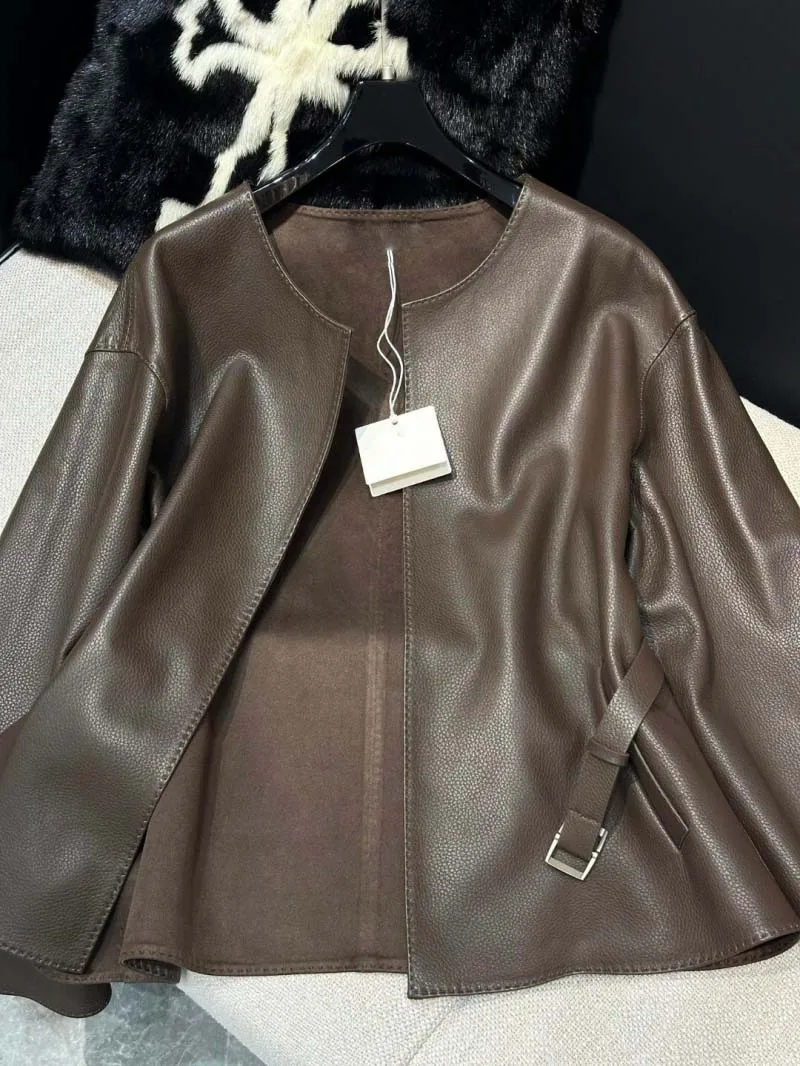 Giacca in pelle da donna in stile minimalista, alla moda, allentata, casual, cintura minimalista, cintura in vita, giacca in pelle di agnello