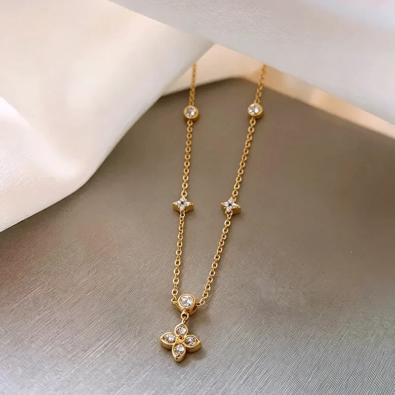Edelstahl-Halskette in Goldfarbe mit blumenförmigem Strass für Frauen, zierliche Stern-Schlüsselbeinkette, elegantes Schmuckgeschenk. – Detail 5