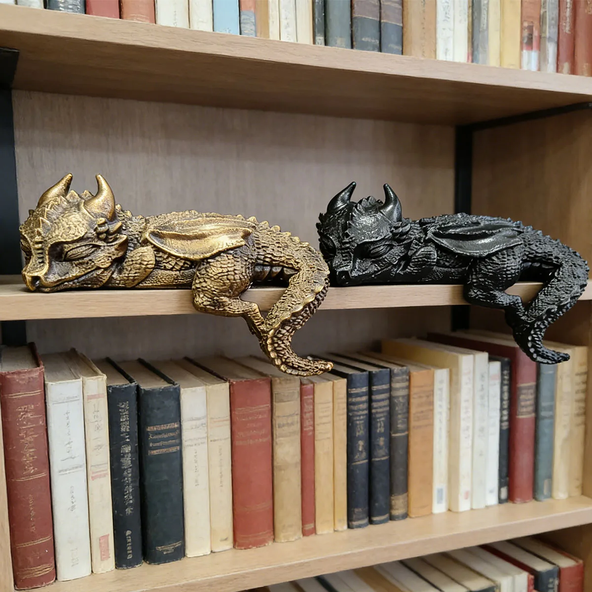 Dekorative Harzstatue eines schlafenden Drachen mit Flügeln, entworfen, um auf einer Kante zu liegen, geeignet für die Heimdekoration oder als Sammlerstück, ideal für die Innen-/Außendekoration in Wohnzimmern, Arbeitszimmern oder TV-Schränken. – Detail 2