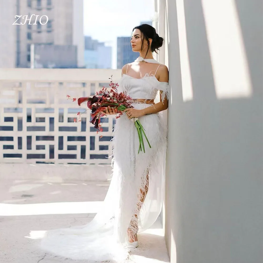 ZHIO 絶妙な羽根飾り付き2ピースウェディングパーティードレス オフショルダー マーメイドスイープトレイン ホワイトサテンイブニングガウン 女性用カスタムメイド