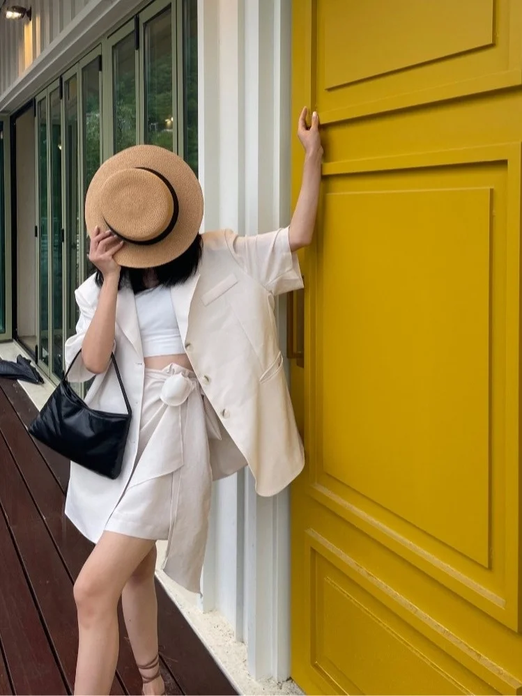 Setelan Musim Panas Longgar dengan Jaket dan Rok Asimetris, Ensemble Fashion Wanita atau Pakaian Kasual dengan Kerah Lipat
