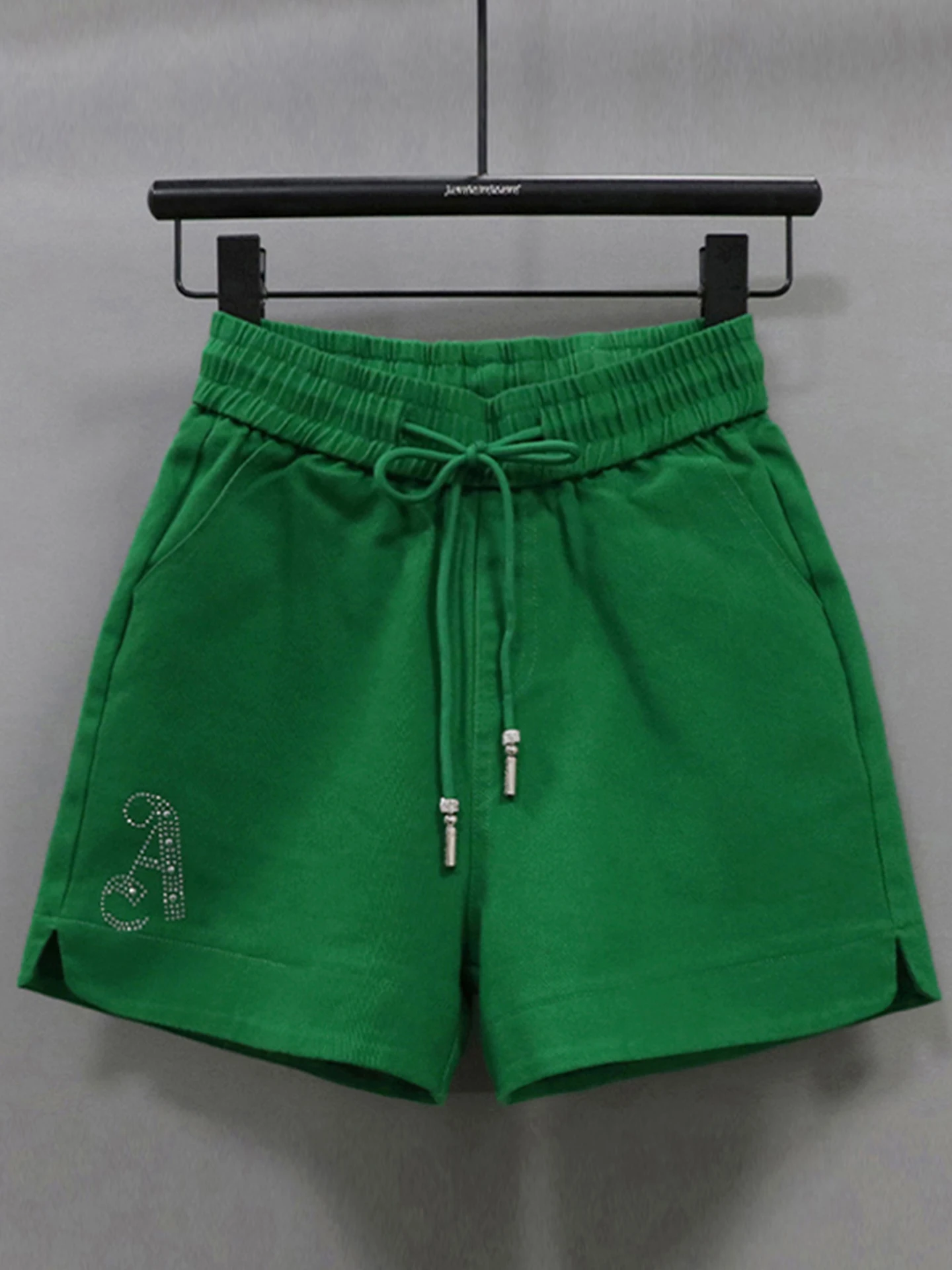 

Женские шорты с высокой талией и эластичным поясом, украшенные стразами, повседневные, утягивающие, больших размеров, из хлопкового стрейч-денима, верхняя одежда